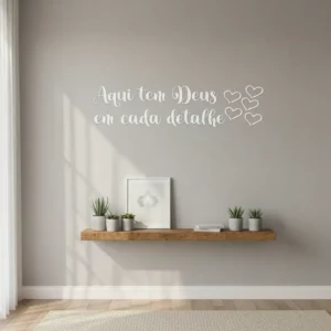Adesivo De Parede Frase + Corações Aqui Tem Deus Em 21x95 Cm